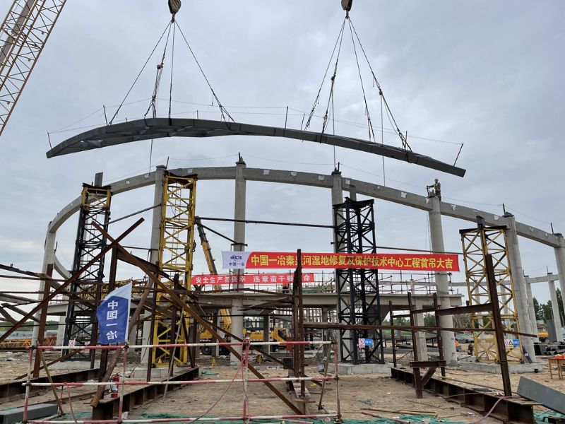 20220505 项目动态 天津公司山东滨州秦皇河湿地项目钢结构施工顺利完成首吊