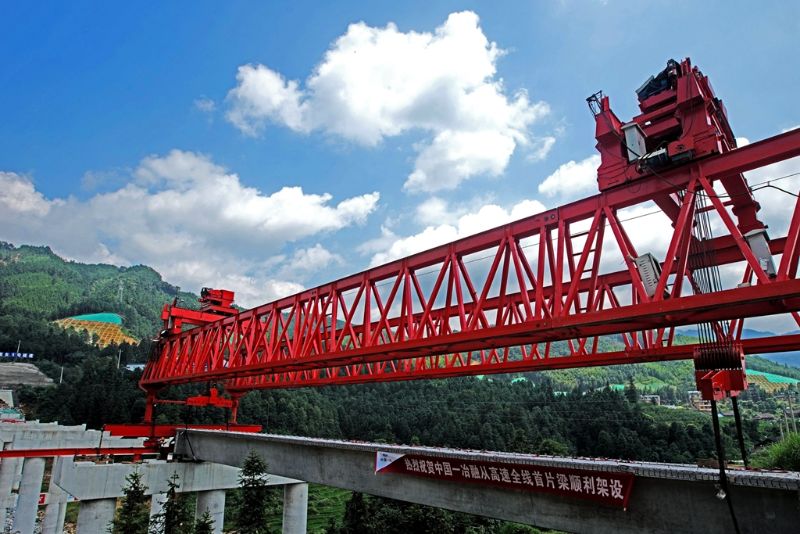 广西公司融从高速项目全线首片箱梁架设成功1